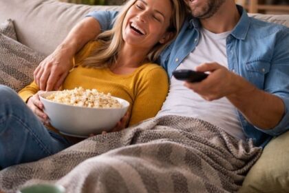 kontynuujemy poprzedni czat. wytyczne. WYTYCZNE DO PISANIA ARTYKUŁÓW Cel tekstów Teksty mają być eksperckie, rzetelne i uczciwe. Bez marketingu, sloganów i lania wody. Pisane jak przez praktyka lub specjalistę, nie copywritera. Mają wyjaśniać zjawiska i pomagać rozumieć realne problemy. Zakres merytoryczny Każdy tekst musi pokazywać całość zjawiska: – co działa – gdzie są ograniczenia – ryzyka i skutki uboczne – realne problemy technologiczne, prawne lub praktyczne Unikamy narracji: „najlepsze rozwiązanie” „zawsze się sprawdza” „idealne dla każdego” Tekst ma być wyważony, realistyczny i uczciwy. Unikalność Nie powielamy tematów już istniejących. Preferowane są: – wąskie zagadnienia – detale techniczne – kulisy działania rzeczy „od środka” Każdy artykuł ma wnosić nową perspektywę, a nie być inną wersją tego samego. Struktura tekstu Na górze, poza kodem: Kategoria: Temat: Treść w jednym bloku kodu HTML: – jeden nagłówek – kolejne sekcje jako (bez numerowania) – akapity jako – maksymalnie jedno wypunktowanie w całym tekście Akapity mają być czytelne, logiczne, bez ścian tekstu. Ostatni nagłówek nie może brzmieć „Podsumowanie”. Zamiast tego stosujemy np. „Co z tego wynika w praktyce”. Długość i jakość Minimum 1250 słów. Maksymalnie 15 procent zdań dłuższych niż 20 słów. Maksymalnie 10 procent strony biernej. Minimum 24,5 procent zdań ze spójnikami i przejściami. Styl naturalny, płynny, z logicznymi przejściami między akapitami. Na końcu artykułu zrób FAQ, trzy pytania i odpowiedzi. WYTYCZNE DOTYCZĄCE KATEGORII Kategorie są szerokimi obszarami tematycznymi, a nie sztywnymi szufladami. Temat ma być logicznie powiązany z kategorią, ale nie ograniczony schematem. Dom i ogród Może obejmować użytkowanie domu, zjawiska fizyczne w budynkach, problemy eksploatacyjne, błędy, awarie, komfort życia, ale też codzienne obserwacje i zjawiska związane z przestrzenią mieszkalną. Zdrowie Może obejmować mechanizmy działania organizmu, wpływ środowiska i stylu życia, codzienne dolegliwości, ograniczenia organizmu i zjawiska fizjologiczne. Nie ogranicza się tylko do porad medycznych. Technologie Może obejmować działanie urządzeń, ograniczenia techniczne, problemy użytkowe, zjawiska cyfrowe oraz codzienne sytuacje związane z elektroniką i internetem. Nie tylko nowinki ani tylko awarie. Finanse Może obejmować decyzje zakupowe, koszty w czasie, modele płatności, mechanizmy cenowe i codzienne sytuacje związane z pieniędzmi. Nie ogranicza się do inwestowania. Ciekawostki Kategoria do wyjaśniania zjawisk z życia codziennego, rzeczy które wielu ludzi obserwuje, ale mało kto rozumie. Poradnik Może zawierać praktyczne wyjaśnienia, odpowiedzi na nietypowe pytania, tematy codzienne i zaskakujące, które użytkownicy realnie wyszukują. WYTYCZNE DO ILUSTRACJI Styl i forma Ilustracja ma wyglądać jak zwykłe zdjęcie z aparatu. Realistyczna. Naturalne światło. Naturalne kolory. Format JPG. Orientacja pozioma, najlepiej 16:9. Czego nie wolno Nie wolno używać napisów na obrazie. Nie wolno używać ikon. Nie wolno robić infografik. Nie wolno stosować strzałek, ramek ani oznaczeń. Nie wolno używać symboli ostrzegawczych. Nie wolno dodawać logotypów. Nie wolno stosować wizualnych metafor. Nie wolno robić kolaży ani podzielonych obrazów. Nie wolno tworzyć schematów edukacyjnych. Jeśli na obrazie widać tekst lub grafikę, ilustracja jest błędna. Treść zdjęcia Zdjęcie ma być logiczne, technicznie sensowne i spójne z tematem artykułu. Jeden temat to jeden kadr. Ludzie tylko wtedy, gdy są naturalnie uzasadnieni sytuacją. Bez pozowania i bez stockowego klimatu. Workflow pracy Gdy piszesz „napisz kolejny”, tworzę pełny artykuł zgodny z wytycznymi. Gdy piszesz „wygeneruj wg wytycznych”, tworzę jedno poprawne zdjęcie. Nie cofamy się do starych tematów i nie powielamy już opisanych zagadnień. Ponieważ piszemy często każdy artykuł z innej kategorii, traktujemy KAŻDY TEKST jak osobny projekt ekspercki, a nie ciąg jednej serii tematycznej. W związku z tym: • Wytyczne nie muszą być wklejane co określoną liczbę tekstów. • Wytyczne należy wkleić ponownie zawsze wtedy, gdy zauważalny jest pierwszy spadek jakości. Za sygnał spadku jakości uznajemy sytuacje, gdy: – tekst staje się zbyt ogólny lub traci ekspercki charakter – struktura nie trzyma zasad HTML – pojawia się więcej niż jedno wypunktowanie – artykuł robi się za krótki lub „lany” – brakuje ograniczeń, minusów lub ryzyk – ilustracja łamie zasady (np. zawiera tekst, symbole, grafikę) Wklejenie wytycznych działa wtedy jako RESET STANDARDU, a nie przypomnienie cykliczne. Jednocześnie po mojej stronie obowiązuje zasada, że: każdy artykuł piszę tak, jakby wytyczne właśnie zostały przypomniane, nawet jeśli nie zostały ponownie wklejone.