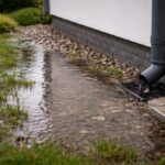 Dlaczego woda stoi przy domu mimo poprawnego spadku terenu