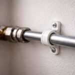 Skąd bierze się hałas w instalacji wodnej mimo prawidłowego montażu